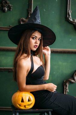 mutlu genç kadınlar siyah cadı Cadılar Bayramı kostümleri partisi