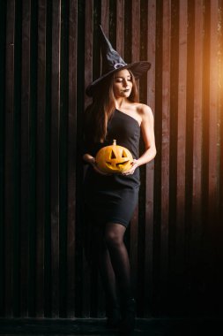 Cadılar Bayramı. Seksi Bayan kırmızı elleri üzerinde büyük kabak ile