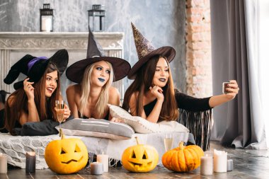 Cadılar Bayramı'nda gidiş üç kız, yüz buruşturma yapmak selfie