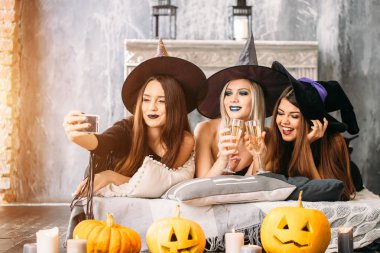 Cadılar Bayramı'nda gidiş üç kız, yüz buruşturma yapmak selfie