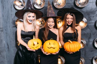 kabaklar Cadılar Bayramı partisi ile üç kadının