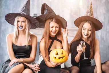 üç genç kişi yatağa eğleniyor