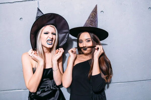 Dos Jóvenes Felices Con Disfraces Bruja Negra Fiesta Caras Coño —  Fotos de Stock