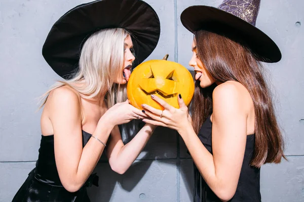 Две Веселые Молодые Женщины Костюмах Ведьм Хэллоуин Тыквами — стоковое фото