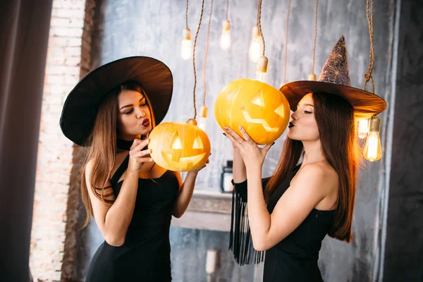 Due Donne Felici Che Tengono Zucche Halloween Intagliate — Foto Stock
