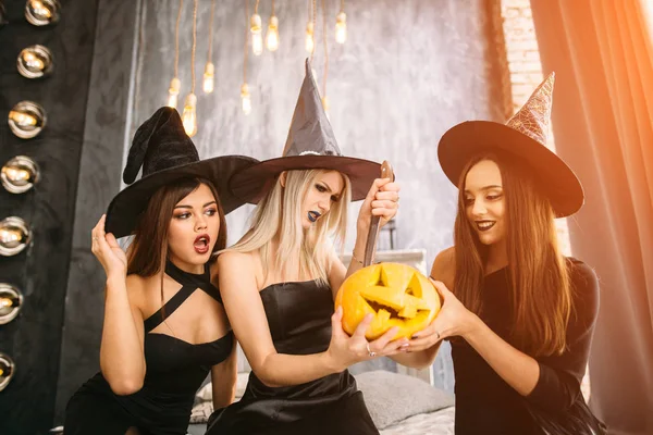 Drei Erwachsene Frauen Schnitzen Halloween Kürbisse Während Sie Lachen Und — Stockfoto