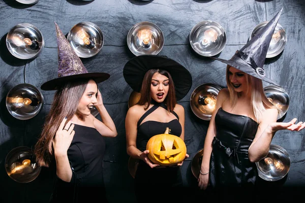 Tre Giovani Donne Allegre Costume Strega Halloween Con Zucca — Foto Stock