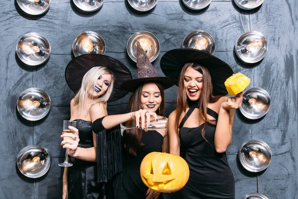 Tres Monjas Sonrientes Calcetines Sosteniendo Calabazas Halloween — Foto de Stock