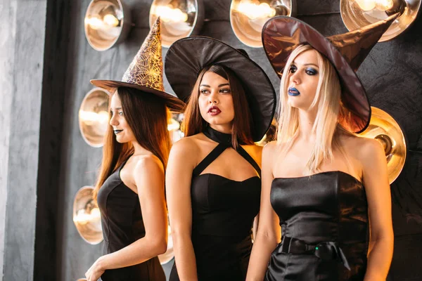 Tres Mujeres Jóvenes Alegres Disfraces Halloween Bruja Con Calabaza —  Fotos de Stock