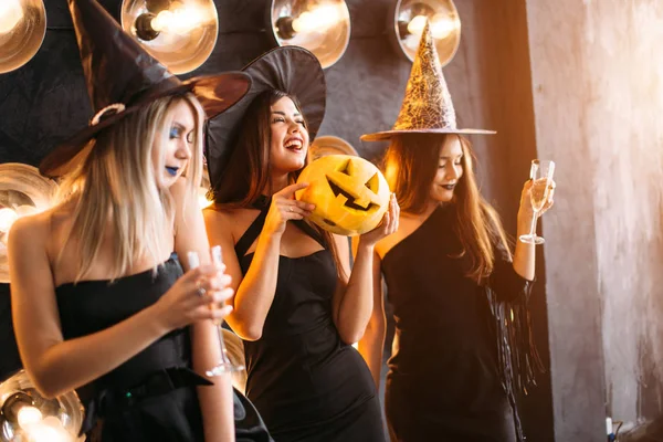 Tres Mujeres Jóvenes Alegres Disfraces Halloween Bruja Con Calabaza — Foto de Stock