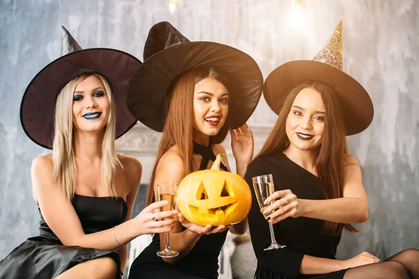 Tre Kvinnliga Vänner Dricka Halloween Natt — Stockfoto