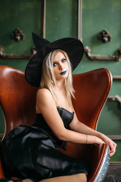 Fashionabla Halloweens Modell Häxan Sittande Stol — Stockfoto