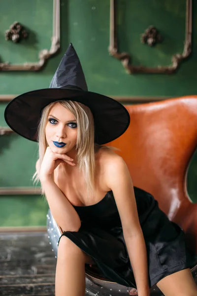 ハロウィーンの衣装とメイクで魅力的なモデルの女の子 — ストック写真