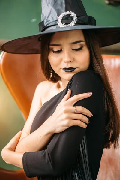 Modieuze Halloweens Model Heks Zit Stoel — Stockfoto