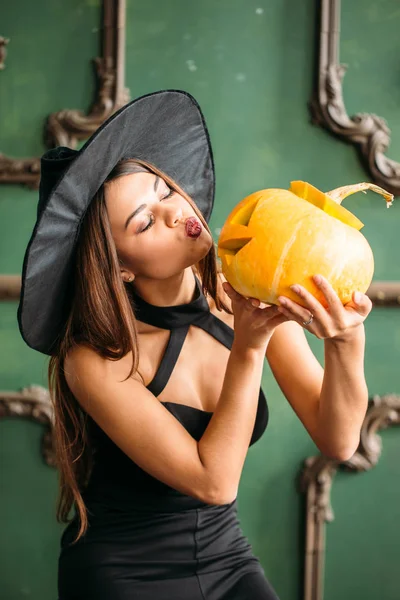 Jonge Blonde Vrouw Met Pompoenen Voor Halloween — Stockfoto