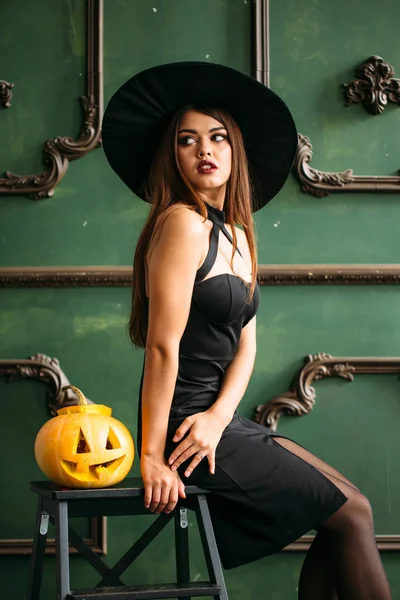 Bruja Halloween Con Una Calabaza Tallada Hermosa Joven Con Sombrero —  Fotos de Stock