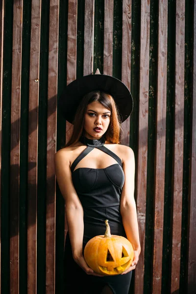 Gelukkig Jonge Vrouwen Zwarte Heks Halloween Kostuums Partij — Stockfoto