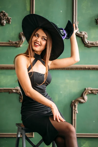 魔女の衣装と帽子の女性 ハロウィンのコンセプト — ストック写真
