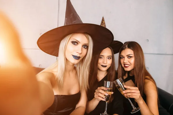 Spooky Amiche Femminili Posa Sul Selfie — Foto Stock