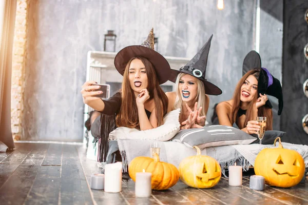 Three Girls Going Halloween Grimace Make Selfie — Stock Photo, Image