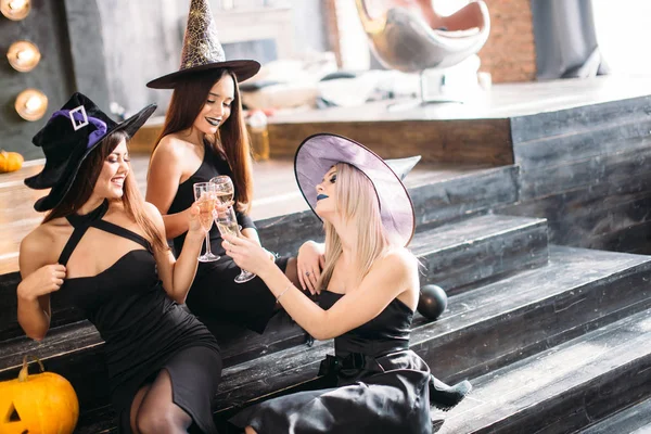 Three Girls Sit Clink Glasses Champagne — Stock Photo, Image