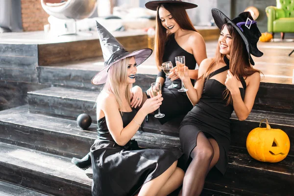 Three Girls Sit Clink Glasses Champagne — Stock Photo, Image