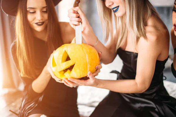 Drie Volwassen Vrouwen Snijden Halloween Pompoenen Terwijl Lachen Feest — Stockfoto