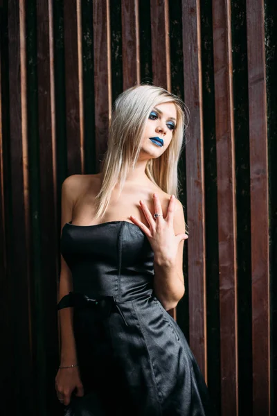 Schöne Junge Frau Schwarzen Kleid Gegen Wand — Stockfoto