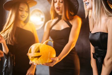 halloween pumpkins holding cassocks üç gülümseyen Rahibe