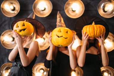 Cadı neşeli genç kadınlarda üç kabak ile Cadılar Bayramı kostümleri