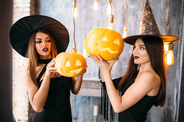 Twee Gelukkige Vrouwtjes Bedrijf Gesneden Halloween Pompoenen — Stockfoto