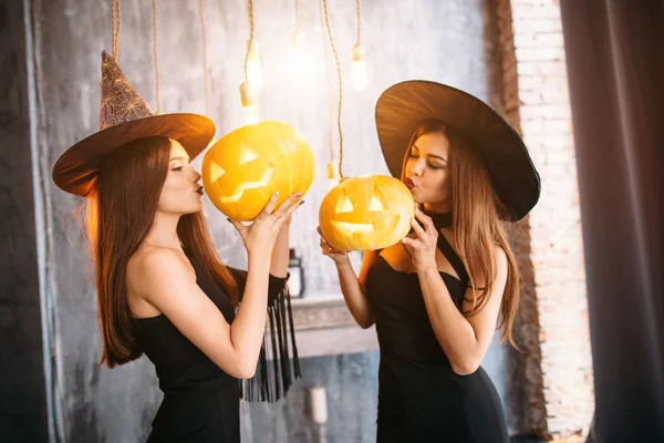 Due Giovani Donne Allegre Costume Strega Halloween Con Zucche — Foto Stock