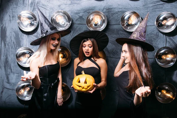 Drie Lachende Nonnen Soutanes Holding Halloween Pompoenen — Stockfoto