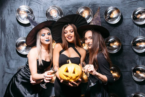 Tre Giovani Donne Allegre Costume Strega Halloween Con Zucca — Foto Stock