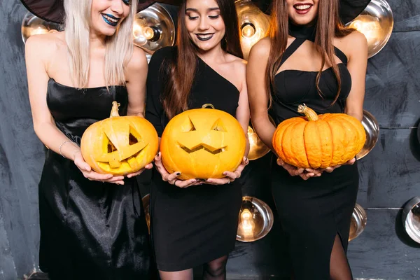 Trois Religieuses Souriantes Soutane Tenant Des Citrouilles Halloween — Photo