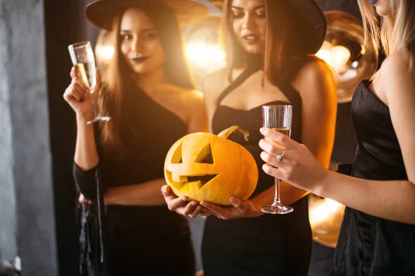 Três Jovens Mulheres Alegres Trajes Bruxa Halloween Com Abóbora — Fotografia de Stock