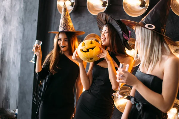 Tres Monjas Sonrientes Calcetines Sosteniendo Calabazas Halloween — Foto de Stock