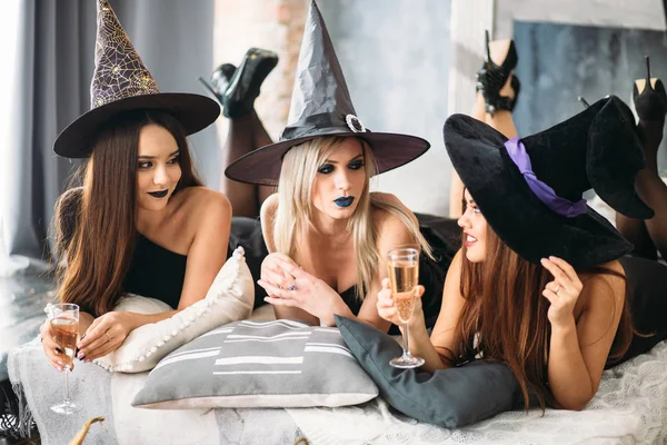 Buon Umore Alla Festa Halloween Donne Mentire Bere Champagne — Foto Stock