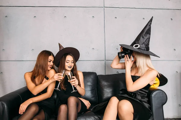 Young People Posing Halloween Hats Champagne — Stock Photo, Image
