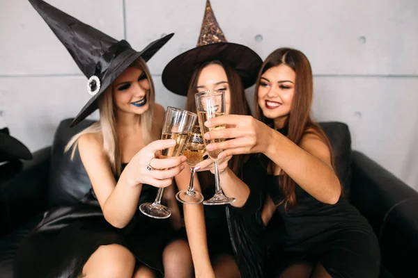 Buen Humor Fiesta Halloween Mujeres Sentadas Sofá Beber Champán — Foto de Stock