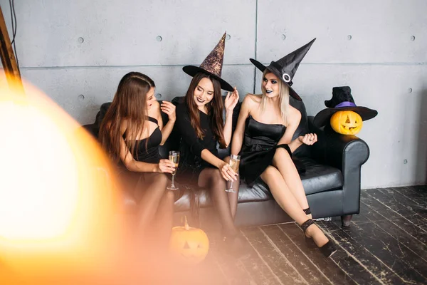 Młodzi Ludzie Pozowanie Halloween Kapelusze Szampanem — Zdjęcie stockowe