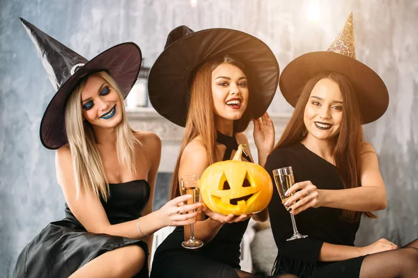 Halloween Party Trzy Dziewczyny Piją Szampana Siedzieć Łóżku — Zdjęcie stockowe