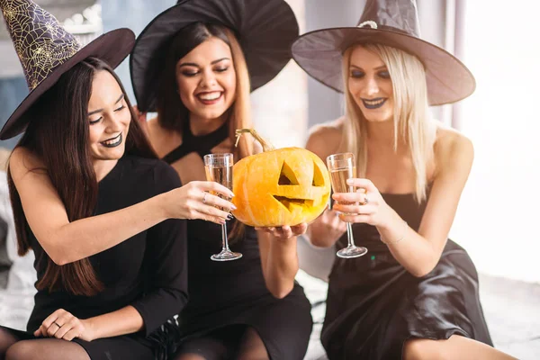 Grup genç insanlar yatakta şampanya içmek