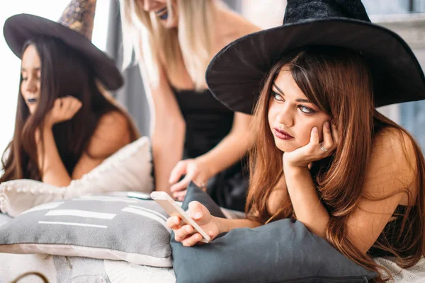 Häxor Använder Telefonen Och Däck Halloween Festen — Stockfoto