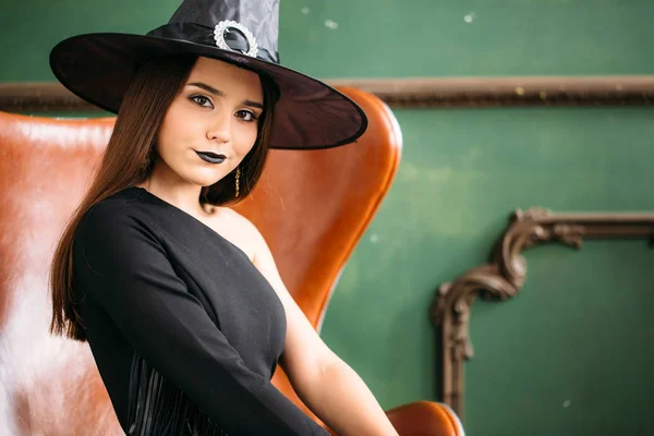 Fashionable Halloweens Bruxa Modelo Sentado Cadeira — Fotografia de Stock