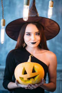 mutlu genç kadınlar siyah cadı Cadılar Bayramı kostümleri partisi