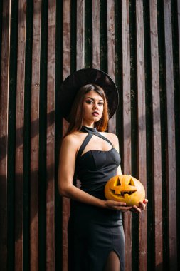 Cadılar Bayramı. Seksi Bayan kırmızı elleri üzerinde büyük kabak ile