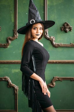 Kadın cadı kostüm ve şapka. Cadılar Bayramı kavramı