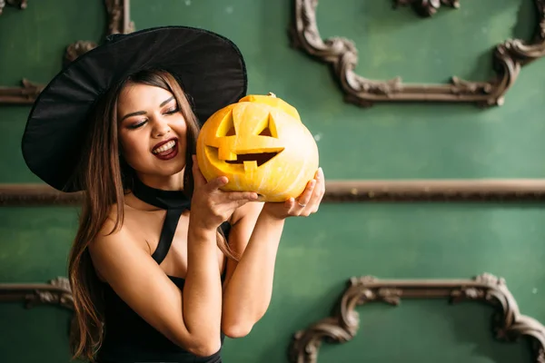 Halloween Sexy Signora Rosso Con Grande Zucca Sulle Mani — Foto Stock