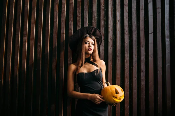 Joven Mujer Rubia Sosteniendo Calabazas Para Halloween —  Fotos de Stock